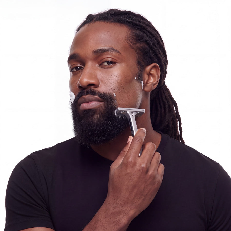 Homme qui se rase la barbe avec le rasoir Satilame
